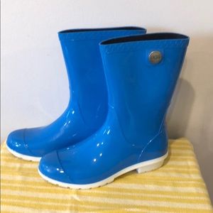 UGG short rain boots lines with Sherpa